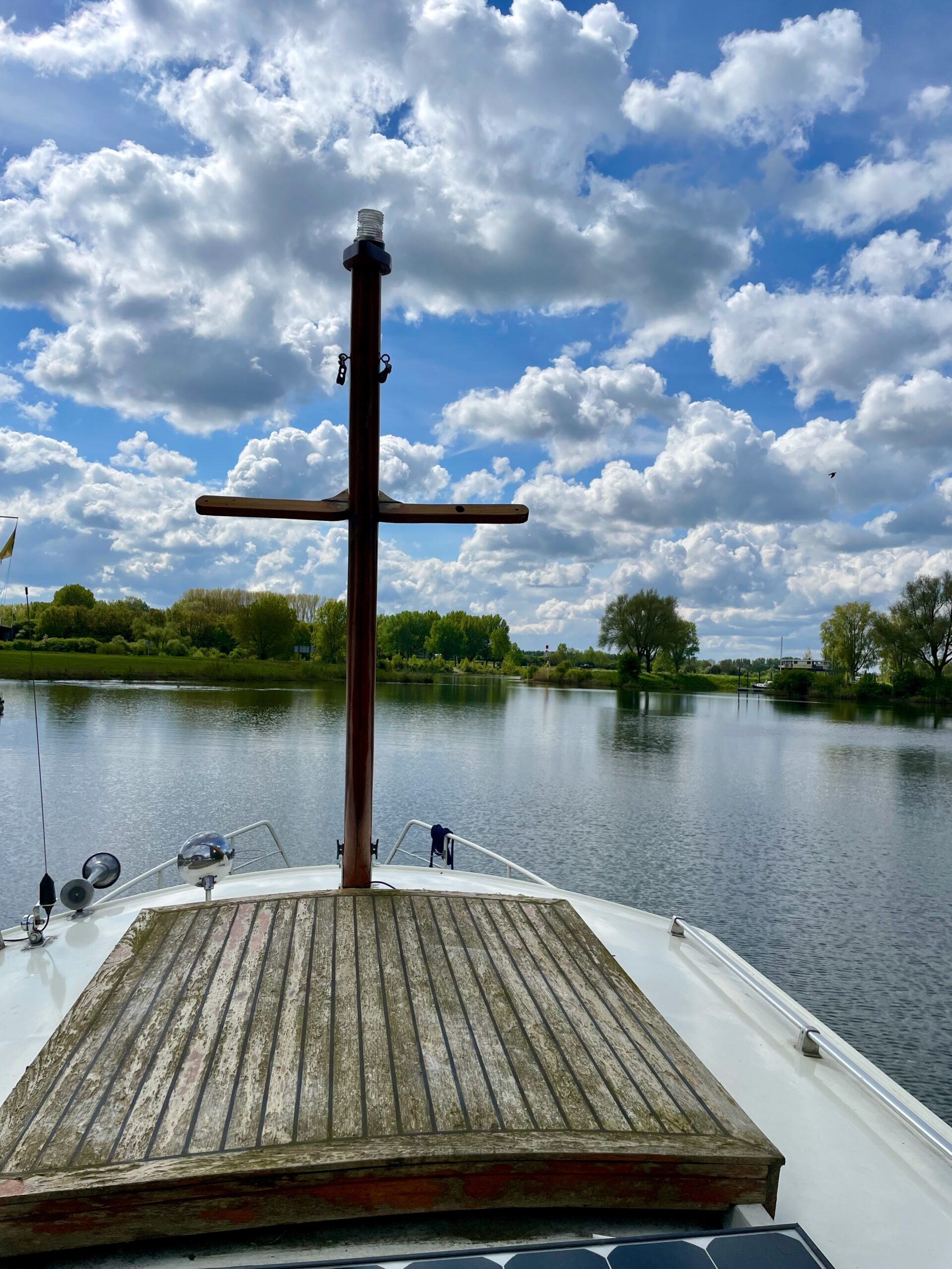 Het scheepskruis, waaraan lampen en ankerbollen werden gehangen, symboliseert ook de eeuwigdurende reis naar het onwetende. Wij, mensen, menen dat onwetende te kennen. Maar dit is wel mijn boot, mijn kruis en mijn anker.